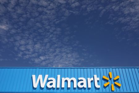 Walmart revoit à la hausse ses objectifs annuels, le titre grimpe)