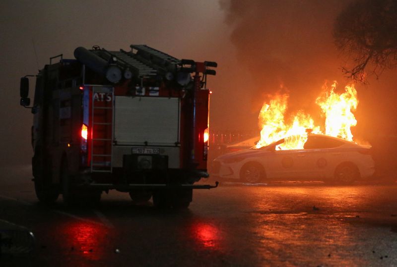 Aéroport fermé et bâtiments incendiés au Kazakhstan, où la colère ne retombe pas