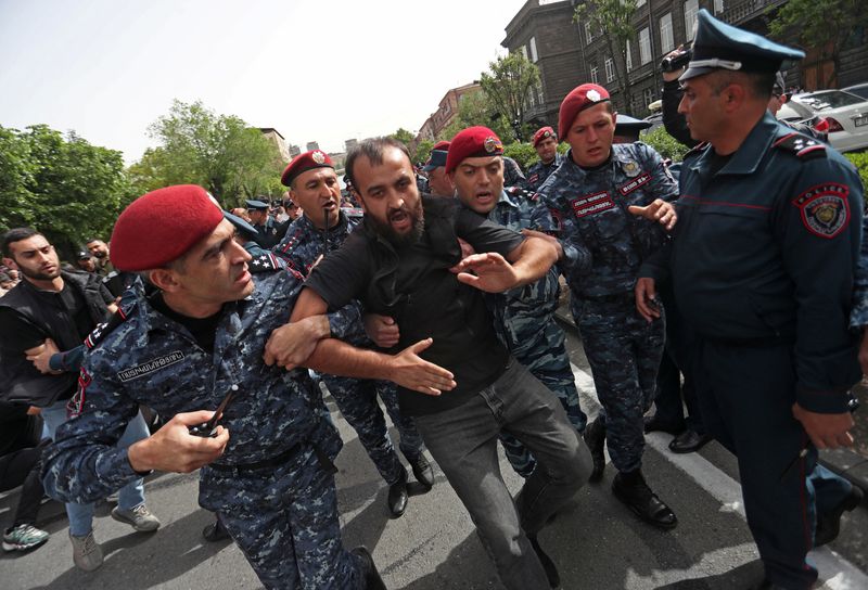 Arménie: Arrestation de manifestants qui réclamaient la démission du Premier ministre