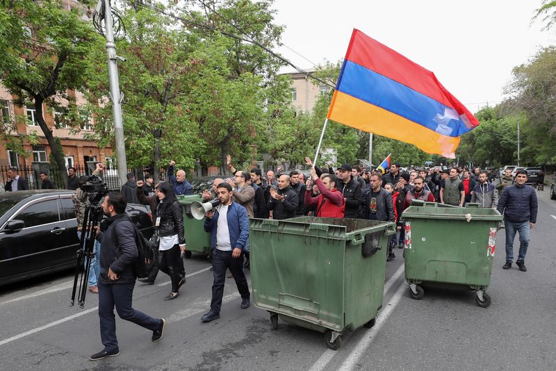 Arménie : Des manifestants hostiles au Premier ministre bloquent des bâtiments gouvernementaux