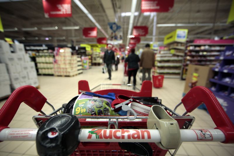Auchan réfléchit à une nouvelle offre sur Carrefour, selon Bloomberg