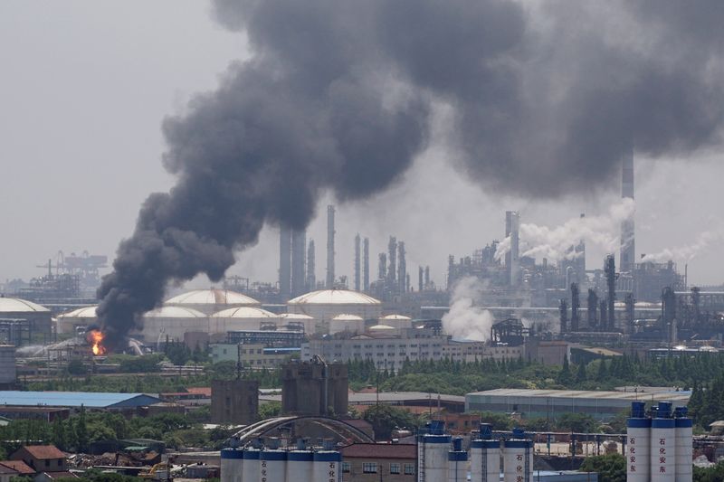 Chine : Incendie dans une usine pétrochimique à Shanghaï