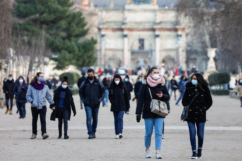 Coronavirus: Plus de 350.000 nouveaux cas en France mardi, dit Véran
