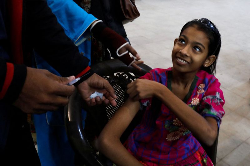 Coronavirus: Porte-à-porte pour vacciner les femmes à Karachi