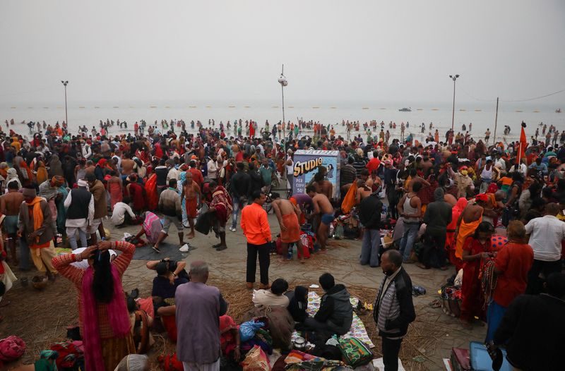 Des centaines de milliers d'Hindous s'immergent dans le Gange malgré le COVID-19
