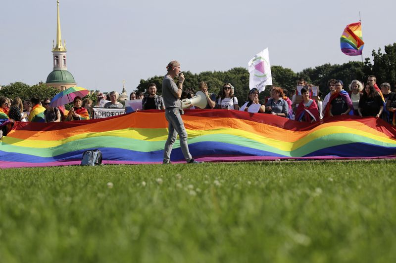 Les députés russes adoptent un projet de loi interdisant la 'propagande LGBT' chez les adultes