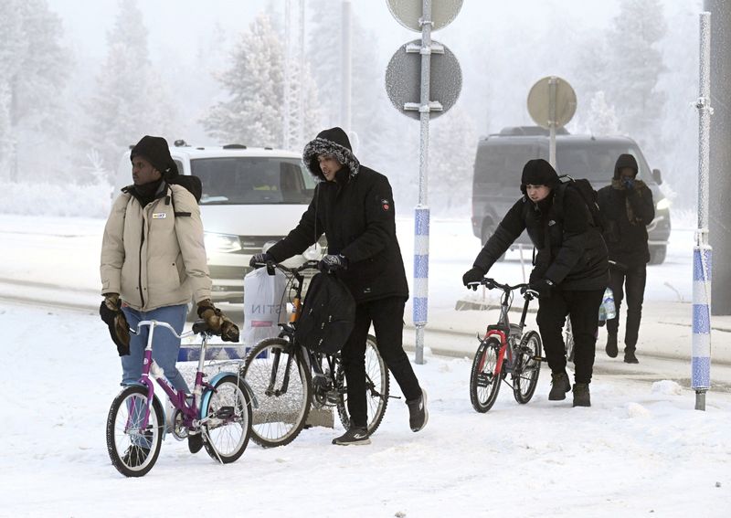 La Finlande soupçonne la Russie de conduire des migrants à sa frontière