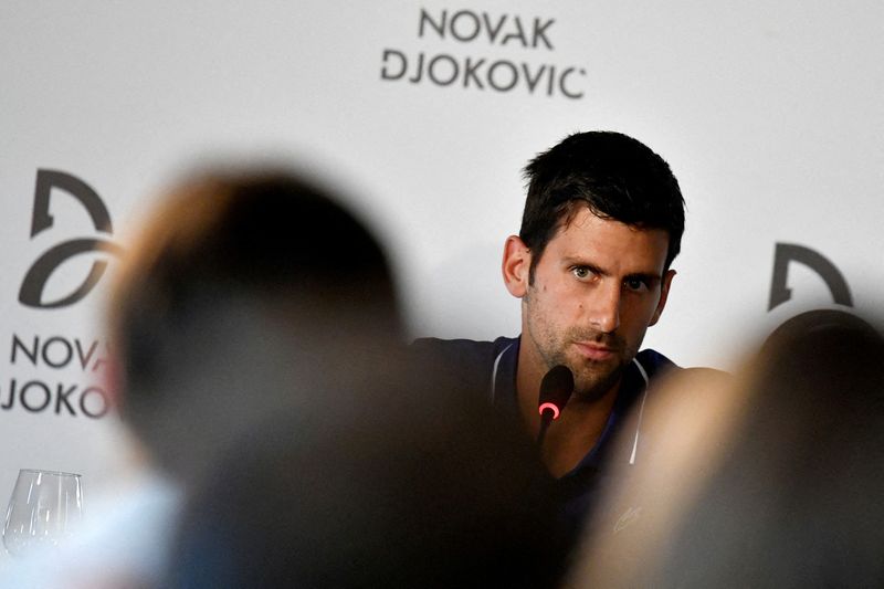 Djokovic de retour sur un court de tennis, son sort reste en suspens