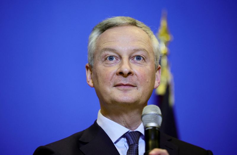 France: Croissance revue en hausse et déficit en baisse pour 2021, prévision 2022 maintenue, dit Le Maire