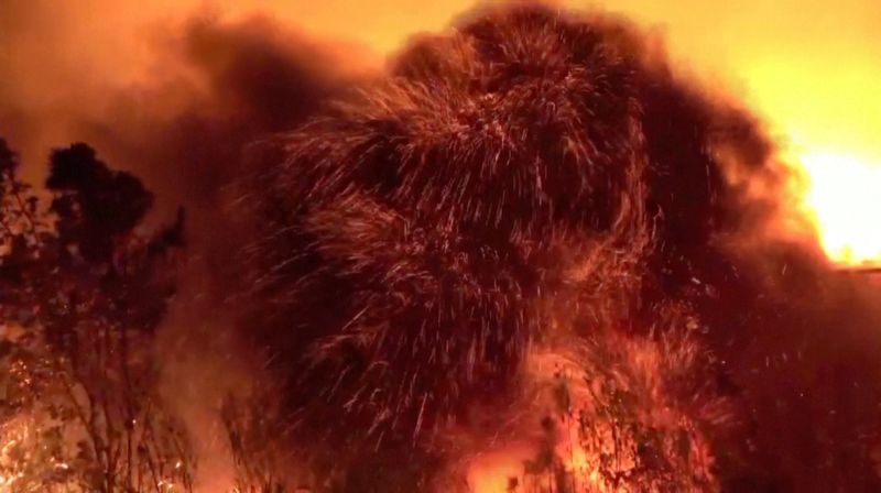 Un violent incendie ravage 8.000 hectares dans l'ouest de l'Espagne, des centaines de personnes évacuées