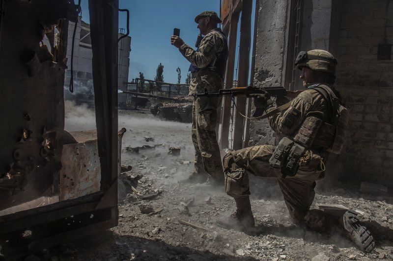 L'Ukraine envoie des renforts dans Sievierodonetsk assiégée par les Russes