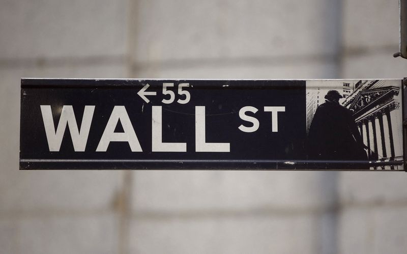Wall Street hésite à l'ouverture, les banques et l'énergie en soutien