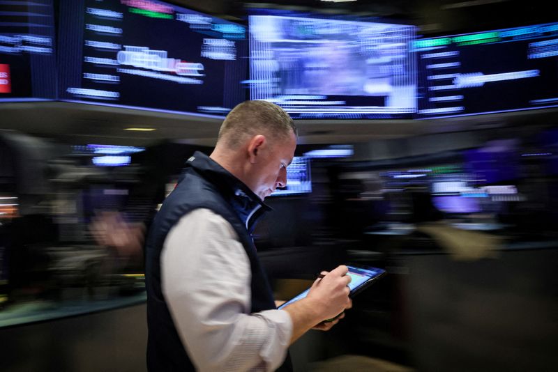 Wall Street ouvre hésitante, l'inflation dans le viseur