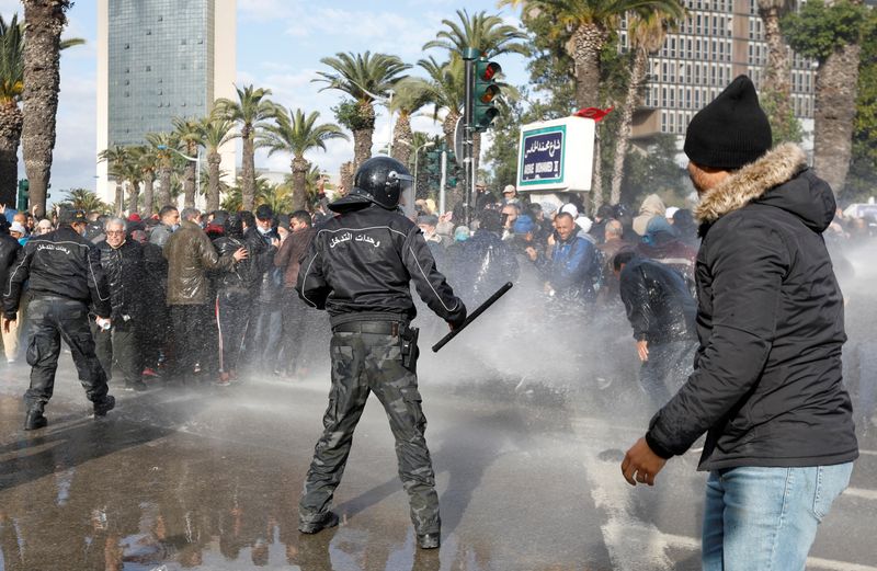 La police tunisienne disperse une manifestation à Tunis