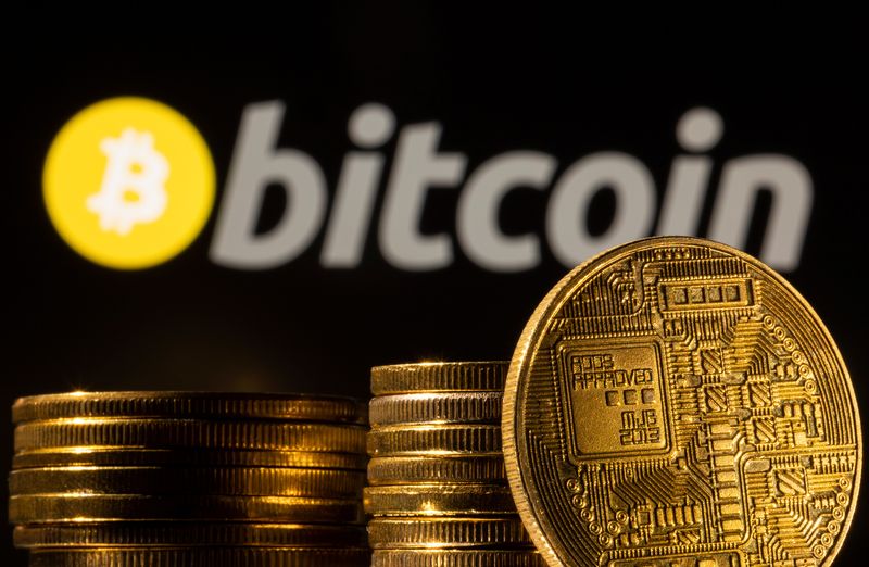 Le bitcoin tente de reprendre pied après une baisse record