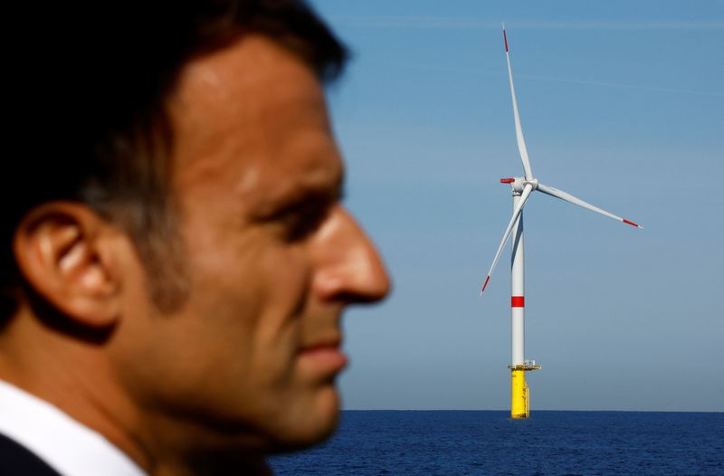 Emmanuel Macron veut 'aller deux fois plus vite' sur les énergies renouvelables