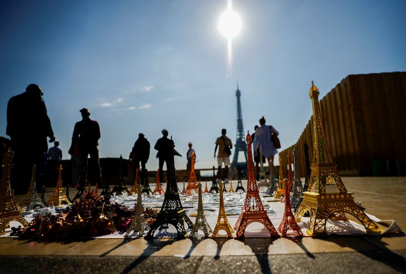 Les touristes reviennent à Paris après deux années de pandémie