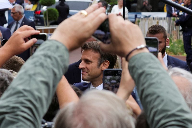 Revers pour Macron qui devra diriger sous la pression de la Nupes et du RN