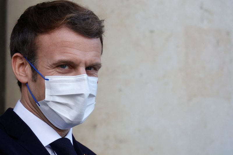 Macron dit assumer totalement ses propos sur les non-vaccinés