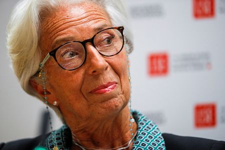 Lagarde dit que la BCE "doit faire passer l'inflation avant la croissance"