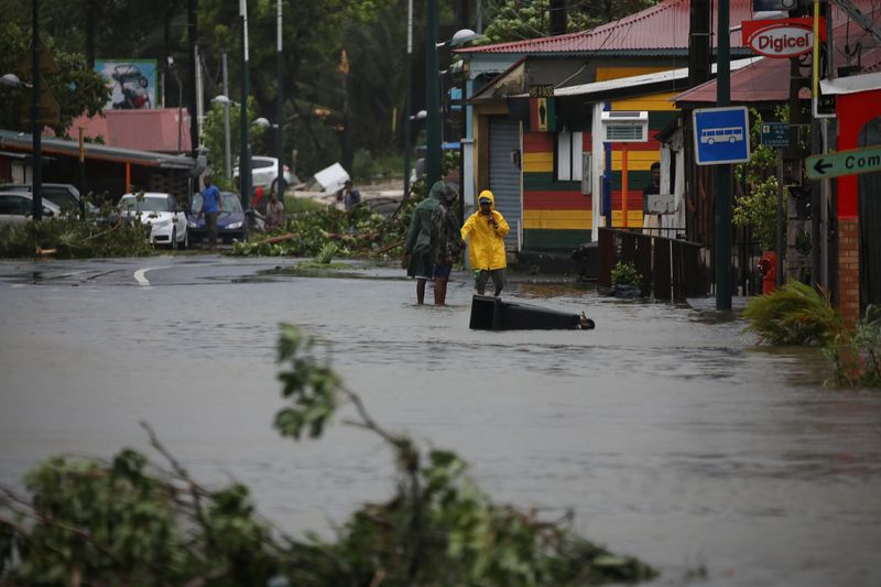 Le passage de la tempête Fiona fait un mort en Guadeloupe