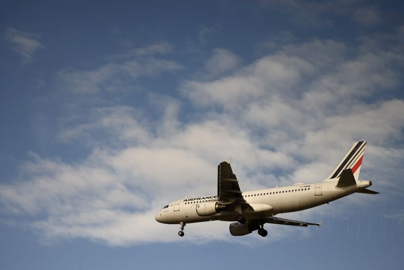 Retraites: La DGAC demande d'annuler lundi 30% des vols à Orly, 20% à Marseille