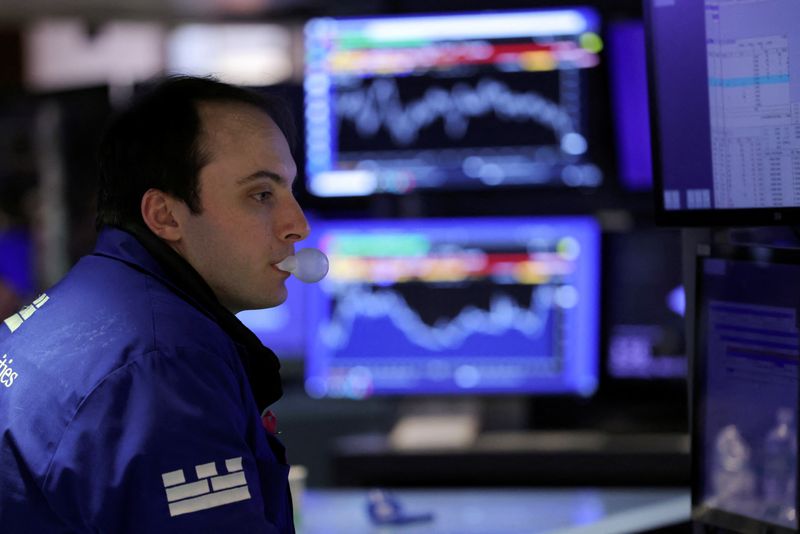 Wall Street ouvre en baisse, l'inquiétude sur les banques persiste