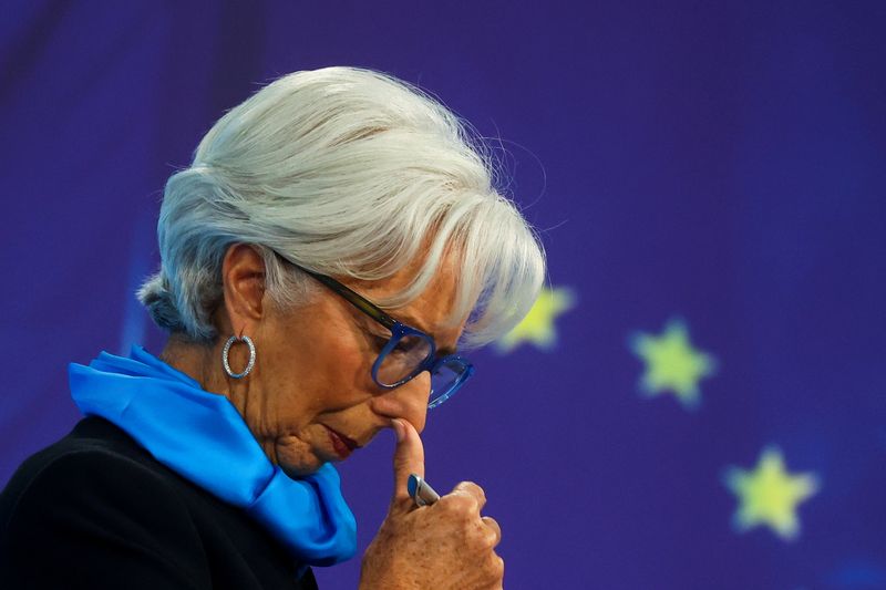 Une hausse de taux en 2022 serait contre-productive, déclare Lagarde