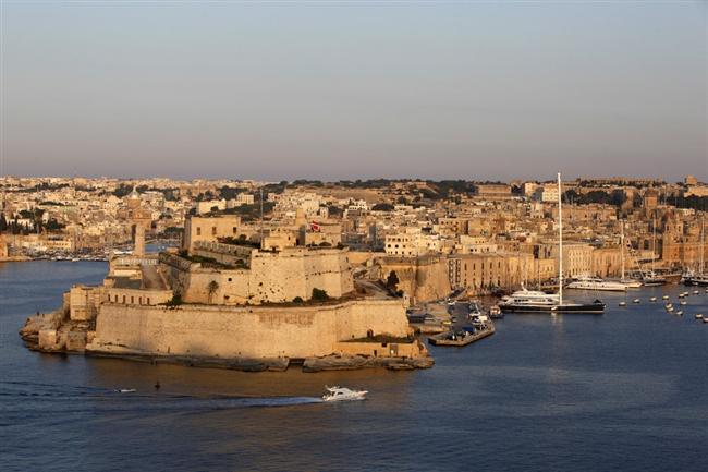 Sur la première place du podium, le salarié maltais bénéficie aussi de 38 jours de vacances par an mais avec 14 jours chômés en raison d'un calendrier religieux surchargé. Pour tenter d'assouplir l'agenda, le parlement maltais a adopté une réforme en 2005, supprimant la possibilité de récupérer en semaine un jour férié tombant un week-end !