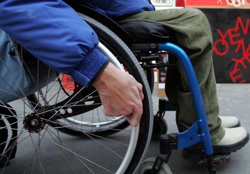 Le gouvernement ne veut toujours pas exclure les revenus du conjoint dans le calcul de l’allocation aux adultes handicapés