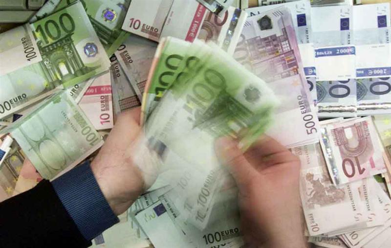 Devises : l'euro s'effondre, la parité avec le dollar en ligne de mire ?