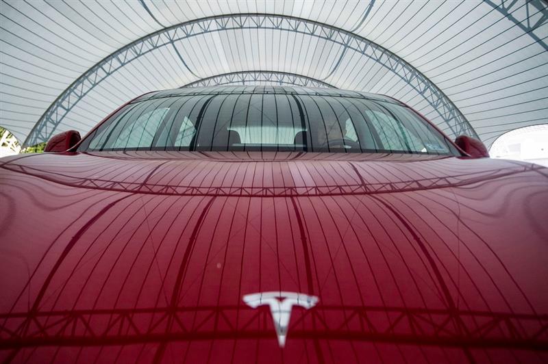 Tesla : 50 000 voitures pour les chauffeurs Uber