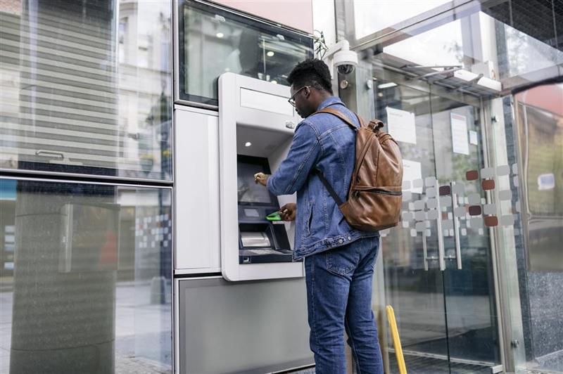 Tarifs bancaires 2023 : "un plafonnement à 2% respecté dans l'ensemble" selon MoneyVox
