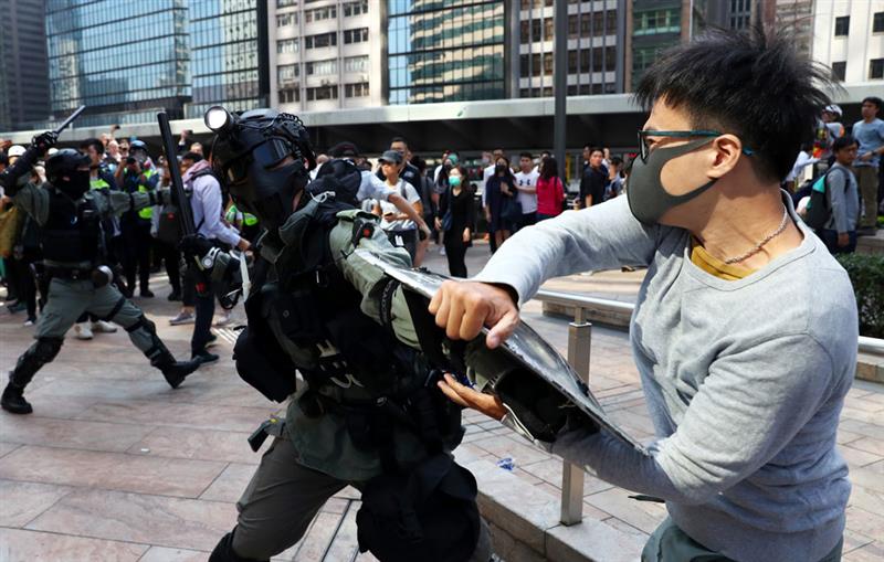 https://cdn-static.boursier.com/illustrations/photos/800/hong-kong-violences-13-novembre-2019.jpg
