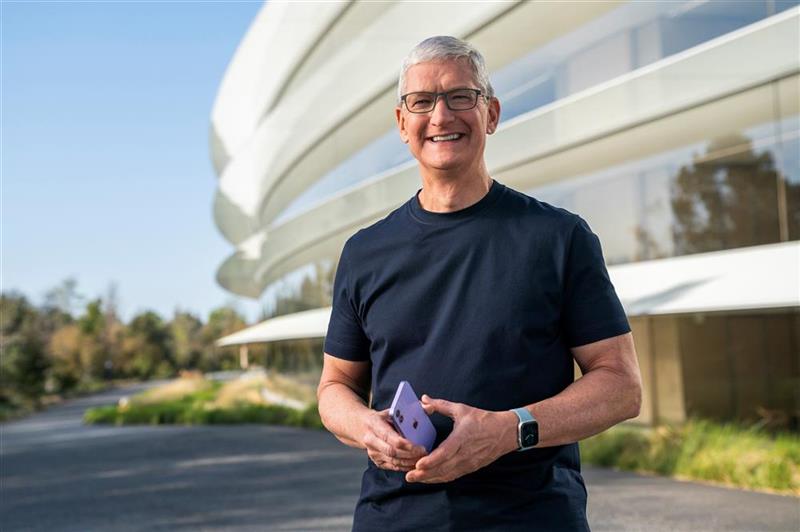 Apple a versé près de 100 millions de dollars à son patron Tim Cook en 2021