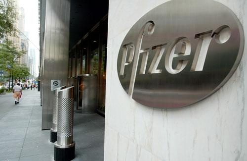 Pfizer s'envole après l'annonce d'un traitement contre le Covid-19, Merck et Moderna chutent