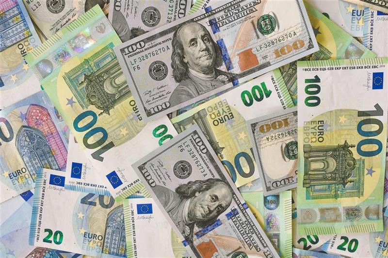 Devises : l'euro accuse le coup face au dollar