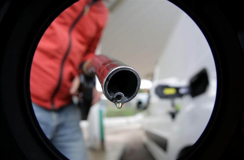 Le pétrole flanche, les Etats-Unis étudient une suspension des taxes sur l'essence