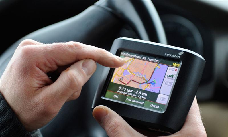 Точность gps. GPS навигатор на производстве. GPS картинки. Как установить высокую точность GPS. Прибор для определения местоположения человека в лесу.