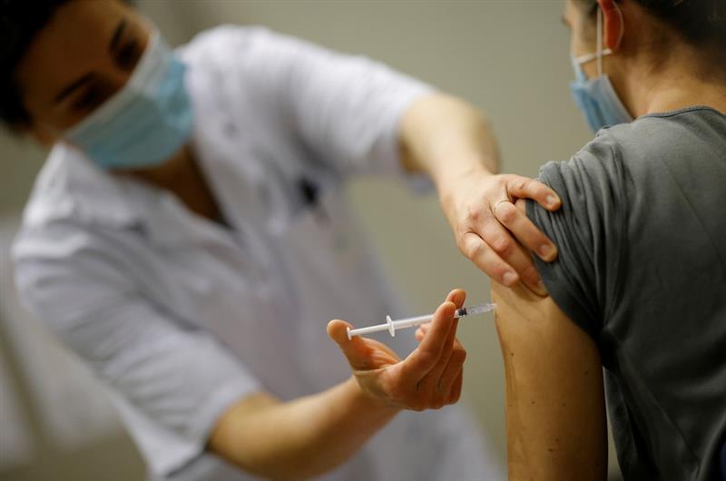 Omicron : pour l'université d'Oxford, rien ne prouve que les vaccins sont moins efficaces