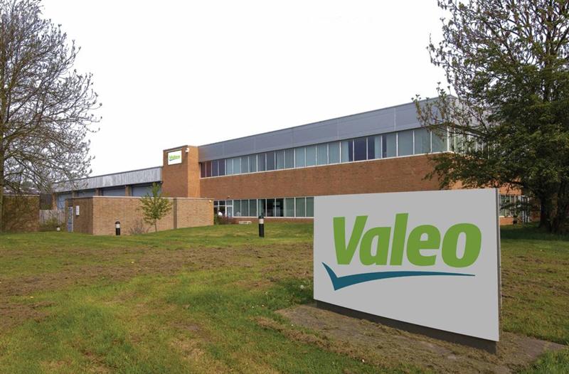 Valeo va réviser ses objectifs à moyen-terme, le titre tient le choc