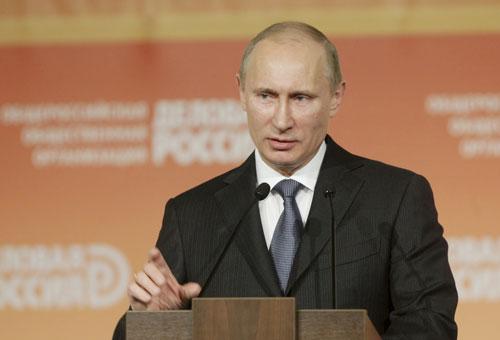 Vladimir Poutine tend un passeport russe à Gérard Depardieu