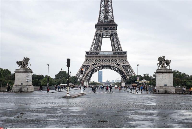 Après les JO 2024, "les voitures ne reviendront pas devant la tour Eiffel", promet Anne Hidalgo