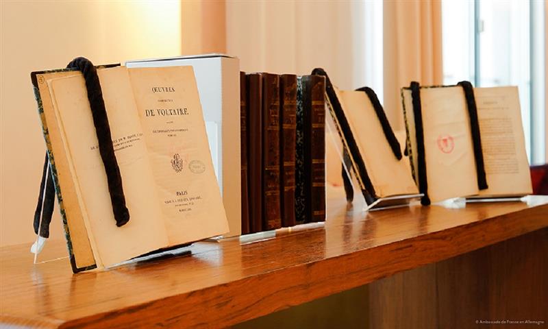 La France a récupéré dix ouvrages de Voltaire volés pendant l’Occupation allemande 